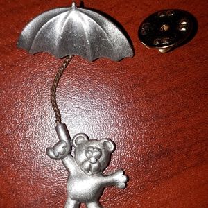 🥳Host Pick!🥳JJ Bear holding a Umbrella Pin brooch Rare Vintage